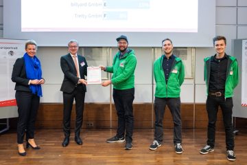 NRW-Verkehrsministerin Ina Brandes und Ulrich Jaeger, Vorsitzender der Landesgruppe NRW im Verband Deutscher Verkehrsunternehmen (VDV) übergeben Florian Voss, Geschäftsführer der Leezen Heroes und seinen Kollegen den ersten Preis. (Foto: VM/Mark Hermenau)