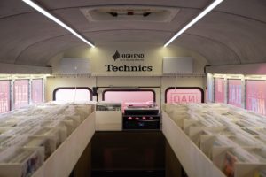 3.500 neue und gebrauchte Schallplatten werden im Vinyl Bus angeboten. (Foto: VISIONS Events)