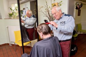 Friseurmeister Josef Kontrup weiß, dass Haareschneiden für die Besucher des Treffpunkts mehr ist als ein Pflichttermin. (Foto: Pressefoto)