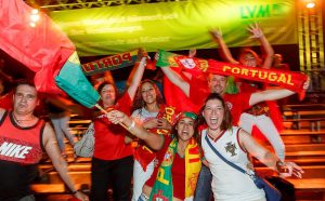 Nach dem Sieg im EM-Endspiel "Frankreich - Portugal" bejubeln portugiesische Fans am 10.07.2016 in der Hafenarena Münster den Sieg ihrer Mannschaft. Foto: MünsterView / Heiner Witte