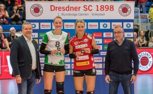 Die MVP-Auszeichnung nach dem Spiel gab es für Lina Alsmeier vom USC (2. v. l.) und Mareen von Römer vom Dresdner SC (2. v. r.). (Foto: Dirk Michen)