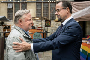 Frank Thiel (Axel Prahl, l.) und Prof. Karl-Friedrich Boerne (Jan Josef Liefers, r.) freuen sich offenbar über den neuen Tatort aus Münster. Bild: WDR/Bavaria Fiction GmbH/Thomas Kost