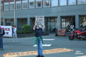 Mit Schildern und Transparenten kamen die Demonstrierenden zum Stadthaus am Ludgeriplatz. (Foto: Philipp Schröder)