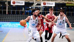 Topscorer Marck Coffin und der Spieler des zweiten Viertels Helge Baues behaupten sich gegen Ex-WWU-Baskets-Spieler Marco Porcher. (Foto: Markus Holtrichter)