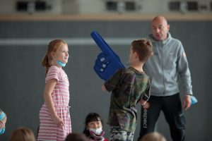 Anti-Gewalt-Training von "Respect-in-school" an der Martinischule in Münster: Die Stopp-Hand hilft Groß und Klein, sich in Konflikten zu behaupten. (Foto: Jean-Marie Tronquet/münsterview)