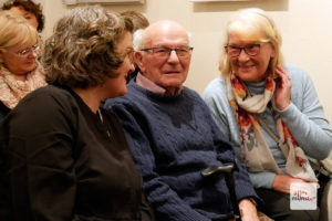 Marion Lohoff Börger (l.) mit ihren Eltern Elsbeth und Karl Lohoff während der Lesung in Borghorst. (Foto: Ralf Börger)