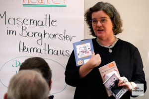 Die Autorin mit einer Auswahl ihrer Bücher. (Foto: Ralf Börger)