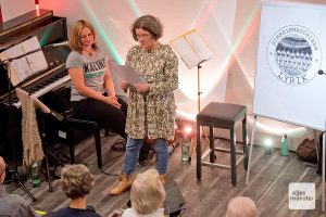 Marion Lohoff-Börger (r.) und Martje Saljé während ihrer gemeinsamen musikalischen Lesung in der Alexianer Waschküche. (Foto: Michael Bührke)