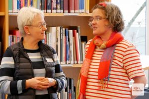 Marion Lohoff-Börger (r.) im Gespräch mit Birgit Mazassek von der Stadtbücherei Münster. (Foto: Ralf Börger)