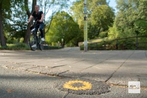 Überall in der Stadt finden sich die hilfreichen Asphaltkleckse (Foto: Michael Bührke)