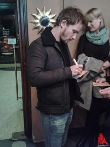 Hauptdarsteller Mathieu Spinosi gibt Autogramme nach der Premiere. (Foto: ar)