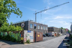 Die prägnante Holzfassade ist fast fertig, aktuell wird vor allem am Innenausbau gearbeitet. (Foto: Thomas Hölscher)