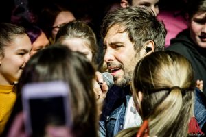 Max Giesinger sucht den Kontakt zu seinen Fans bei einer Runde durch den Innenraum. (Foto: Claudia Feldmann)