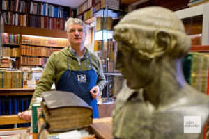 Antiquar Michael Solder in seinem Laden an der Frauenstraße. (Foto: Michael Bührke)