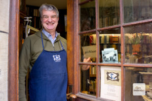 Michael Solder hofft, dass das Filmteam schnell wieder nach Münster kommt und in seinem Antiquariat dreht. (Foto: Michael Bührke)