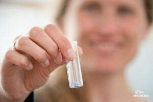 Dr. Friederike Gabel mit Mikroplastik-Proben aus den Rieselfeldern. (Foto: Bührke)