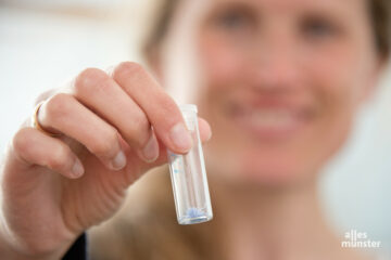 Dr. Frierike Gabel mit Mikroplastik-Proben aus den Rieselfeldern. (Foto: Bührke)