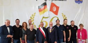 Die beiden Stadtoberhäupter der Partnerstädte (Mitte) mit der Band Undercover und Teilen der Münsteraner Delegation. (Foto: Undercover)