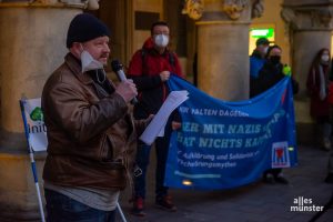 Bündnissprecher Carsten Peters bei einer Rede im Frühjahr 2022. (Archivbild: Thomas Hölscher)