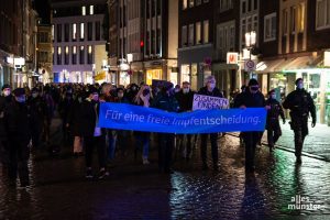 Gegner der Impfpflicht zogen durch die Innenstadt. (Foto: Thomas Hölscher)