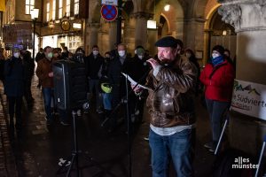 Das Bündnis „Keinen Meter den Nazis“, hier mit Sprecher Carsten Peters, ruft zur nächsten Mahnwache gegen Verschwörungsideologien und Antisemitismus auf. (Archivbild: Thomas Hölscher)