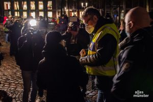 Ordnungsamt und Polizei überprüften die Einhaltung der Maskenpflicht. (Foto: Thomas Hölscher)