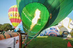 Die Piloten machen ihre Heißluftballone bei der 45.Montgolfiade startklar für die Wettfahrten. (Foto: rwe)