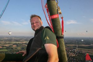 Pilot Moritz Wieczorek steuert seinen Ballon sanft über die Dächer Münsters hinweg in den Abendhimmel. (Foto: rwe)