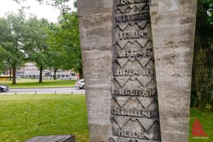 Das benachbarte Train-Denkmal und das Stadthaus 2 mit der Ausländerbehörde im Hintergrund. (Foto: Michael Bührke)