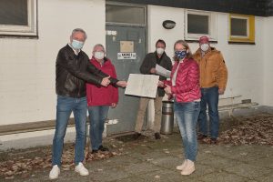 Besprechung an den Umkleidekabinen am Schifffahrter Damm (vorne: Dr. Ulrich Thelen, Elke Wirtz, hinten: Helmut Gilhaus, Erich Varnhagen, Matthias Warnberg; Foto: Elke Wirtz)