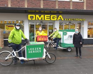 Die münstersche Bundestagsabgeordnete Maria Klein-Schmeink (re.) informierte sich vor Ort über die Kooperation von Omega electronic und den Leezen Heroes für die "Münstermaske". (Foto: Pressemeldung)