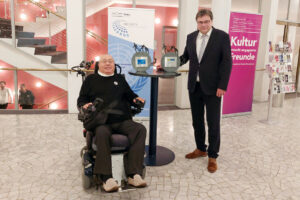 Faraj Remmo (l.) überreichte Münsters Bürgermeister Klaus Rosenau die „Danke-Skulptur“. Foto: Stadt Münster.