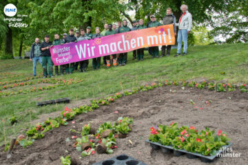 SChülerinnen und Schüler des Wilhelm-Emmanuel-von-Ketteler-Berufskollegs sorgen wieder für den Friedensgruß an der Promenade. (Foto: Bührke)