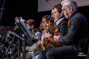 Die Musiker der Big Band der Westfälischen Schule brachten den Swing auf den Prinzipalmarkt. (Foto: Stephan Günther)