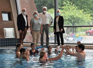 Oberbürgermeister Markus Lewe (v.l.), Astrid Markmann (stellv. Vorsitzende Stadtsportbund), Thomas Michel (Sportdezernent der Bezirksregierung Münster) und Kerstin Dewaldt (Leiterin des Sportamtes) beim Auftakt zur Schwimmwoche. (Foto: Stadtsportbund Münster e.V.)