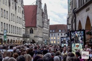 Vier große Monitore waren nötig, damit die vielen Sänger den Dirigenten auch sehen konnten. (Foto: Ralf Clausen)