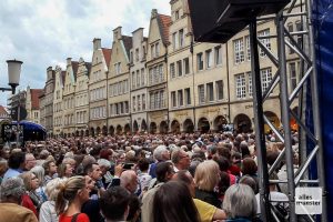 Tausende Musikfans waren zum Prinzipalmarkt gekommen, um dem Sinfonieorchester Münster und einem Chor aus über 600 mateursängern zu lauschen. (Foto: Ralf Clausen)