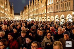 Am zweiten Advent versammeln sich traditionell viele Weihnachtslieder-Fans auf dem Prinzipalmarkt. (Archivbild: Michael Bührke)
