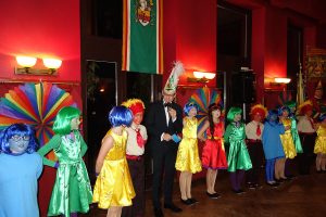 Präsident Mortimer Behrendt leitete durch die fröhlich-bunte Festveranstaltung der Narrenzunft Aasee. (Foto: Marie-Charlotte Dehne)