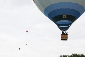 Junge UKM-Patienten bei ihrer ersten Fahrt in einem Heißluftballon. (Foto: Marek Reiners)