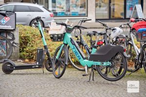 Für viele Menschen inzwischen ein selbstverständlicher Teil der innerstädtischen Mobilität: Scooter und Pedelecs zum Ausleihen. (Foto: Bührke)