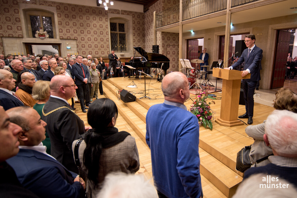 Aufmerksame Zuhörerinnen und Zuhörer bei der Rede von Hendrik Wüst. (Foto: Bührke)