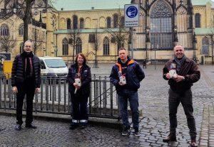 Dr. Stephan Nonhoff (li.) dankte den MitarbeiterInnen für ihre Arbeit. (Foto: Stadt Münster)