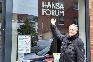 Nonhoff vor dem Büro und den Gemeinschaftsräumen des Hansa-Forums. (Foto: Nonhoff)