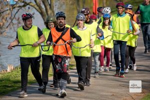 Die Schülerinnen und Schüler der Erna-de-Vries-Schule, allen voran deren Lehrer Victor David Senders (vorne re.), trainieren das Nordic Cycling am Ufer des Aasees. (Foto: Michael Bührke)