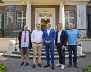 Vor der Villa ten Hompel (v.l.): Roland Scholle (Die Partei), Stephan Brinktrine (SPD), Georg Lunemann (CDU), Tilman Fuchs (Grüne) und Franz Pohlmann (ÖDP). (Foto: Villa ten Hompel)