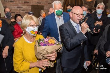 Begleitet von seiner Frau bedankte sich Markus Lewe (mit Mikrofon) bei den Wählern und bei seinem Team. Hinter ihm: Moderator Jochen Temme. (Foto: Thomas Hölscher)