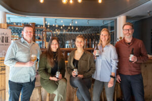 In Münster begleitete Prof. Dr. Thorsten Sander (l.) die Kreation des Friedensbieres mit Studentinnen der Oecotrophologie (Mitte) und Florian Böckermann (r.), Geschäftsführer der Finne Brauerei, in der das Friedensbier in Münster gebraut wird. (Foto: FH Münster / Michelle Liedtke)