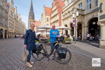 Oli Trelenberg (r.) wird von Bürgermeisterin Angela Stähler vor dem historischen Rathaus empfangen. (Foto: Bührke)