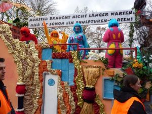 Die närrischen Weiber vom Bürgerausschuss stimmten mit bunten Figuren von Hundertwasser auf die Skulptur Projekte ein. (Foto: Närrische Weiber/ Ursula Kohake)